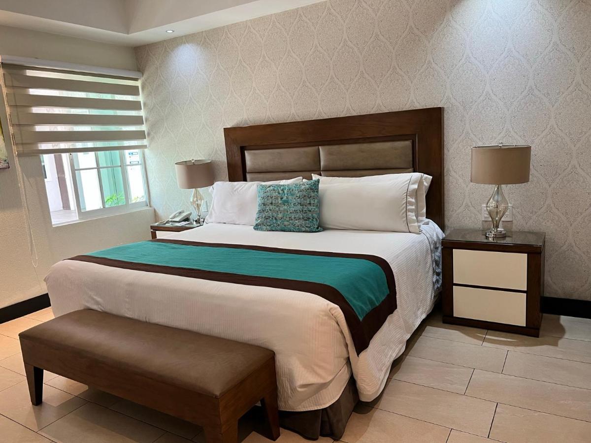 Aurea Hotel And Suites Zapopan Bagian luar foto