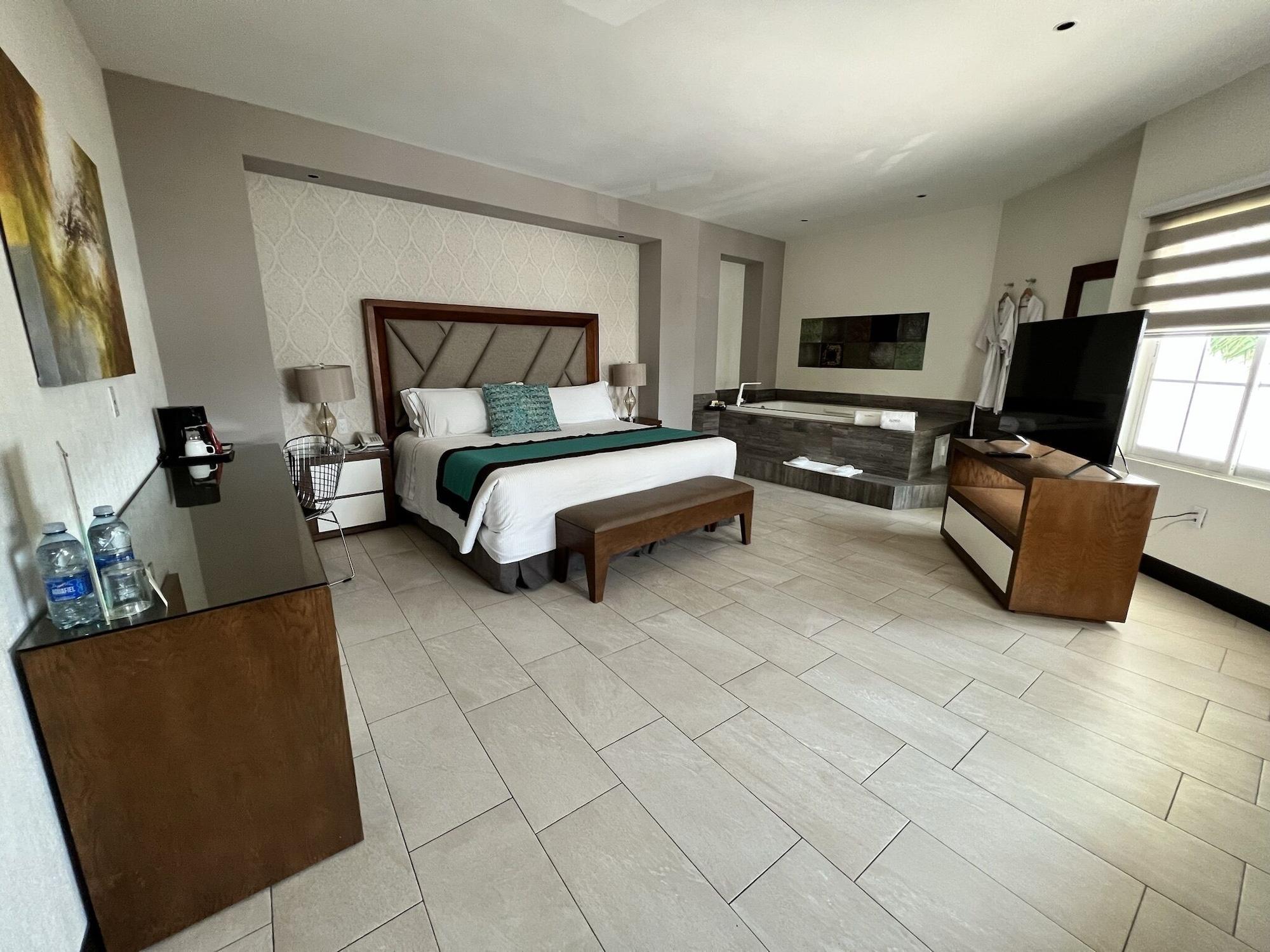 Aurea Hotel And Suites Zapopan Bagian luar foto